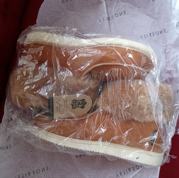 Sheepskin Mocassin Boot Slippers 100% Fur Lined - SIZE 8-9 - Picture 4 of 5